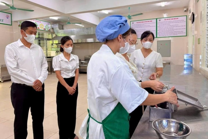 Thanh Trì giám sát chặt công tác an toàn thực phẩm tại bếp ăn bán trú trường mầm non