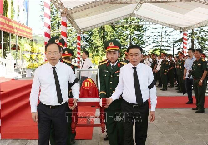 Thường trực Ban Bí thư Trần Cẩm Tú dự Lễ viếng, truy điệu và an táng hài cốt liệt sĩ tại tỉnh Hà Tĩnh