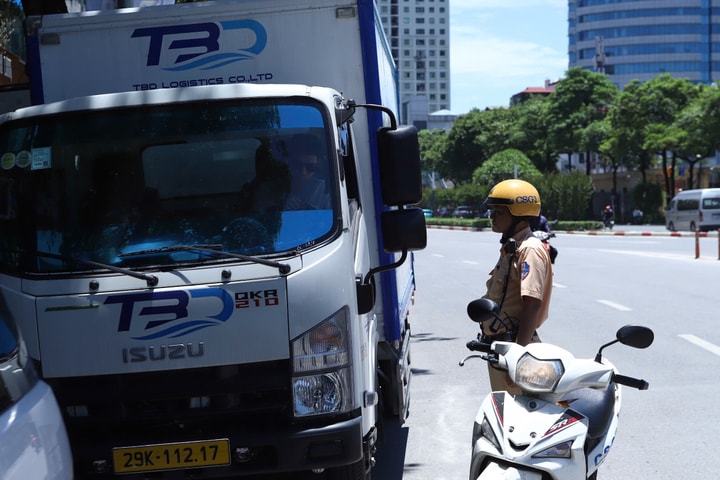 Phạt nhiều tài xế dừng, đỗ xe sai quy định tại tuyến đường Nguyễn Chí Thanh
