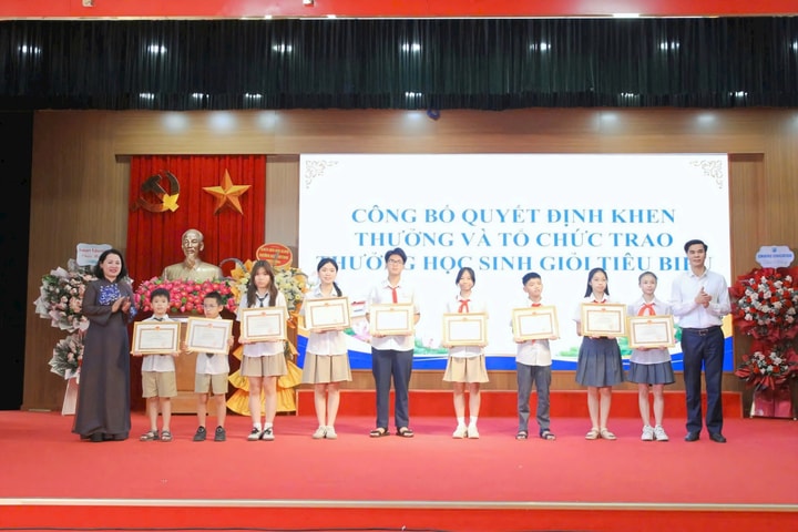 Phường Xuân Phương tuyên dương, khen thưởng học sinh tiêu biểu năm học 2025 - 2026