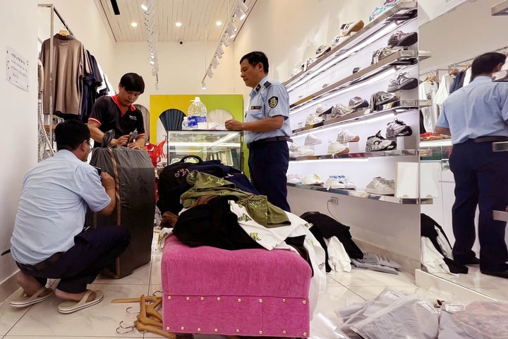 Quản lý thị trường Hà Nội phát hiện gần 1400 sản phẩm giả mạo thương hiệu nổi tiếng