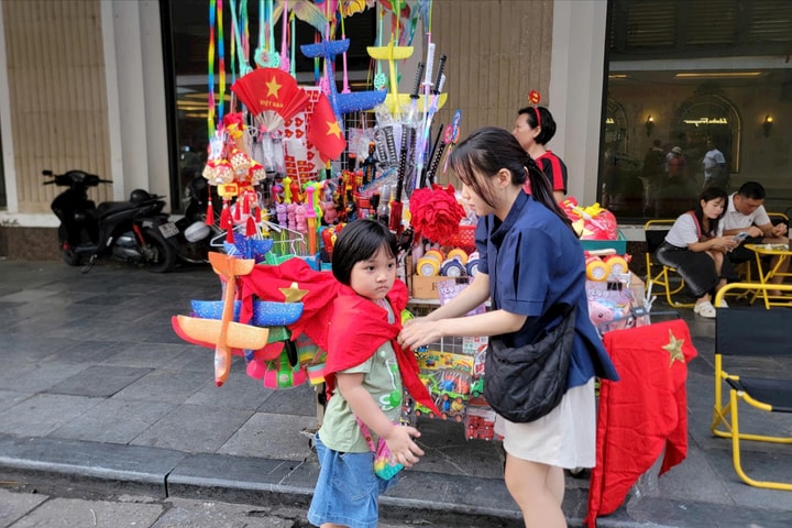 Hà Nội đề xuất cho thuê vỉa hè: Giải quyết hài hòa lợi ích không gian công cộng và sinh kế người dân