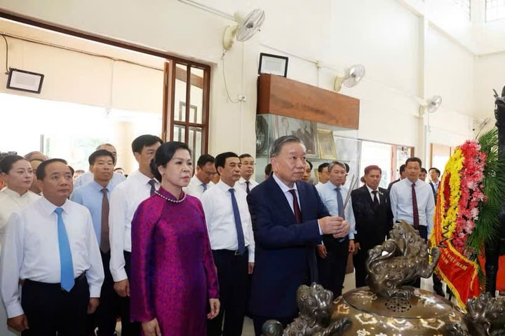 Tổng Bí thư, Chủ tịch nước Tô Lâm dâng hương tưởng niệm Chủ tịch Hồ Chí Minh tại Thái Lan