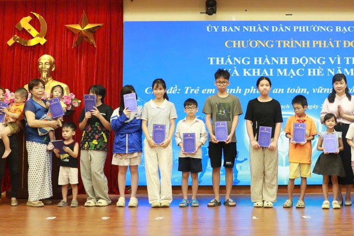 Phường Bạch Mai tặng 101 suất quà cho trẻ có hoàn cảnh khó khăn dịp 1-6
