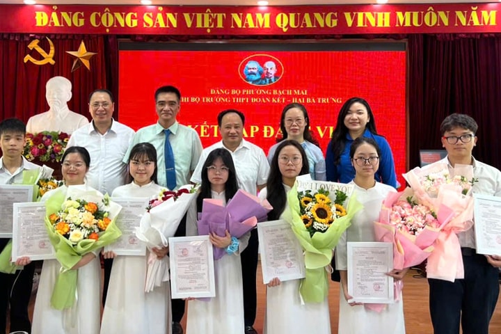 Phường Bạch Mai: 15 học sinh THPT vinh dự được kết nạp Đảng