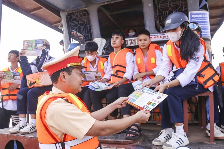 CSGT trang bị kiến thức, phòng ngừa đuối nước cho học sinh xã đảo Minh Châu