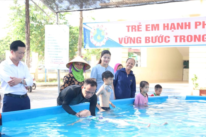 Xã Bất Bạt: Khai mạc lớp phổ cập bơi, phòng, chống tai nạn thương tích cho trẻ em