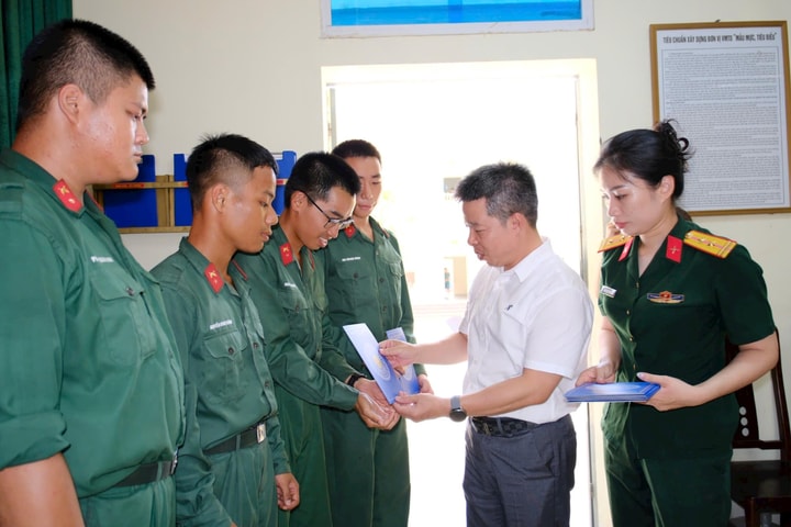 Phường Đống Đa thăm, động viên tân binh tại đơn vị huấn luyện