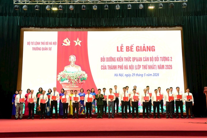 Bế giảng lớp bồi dưỡng kiến thức quốc phòng và an ninh cán bộ đối tượng 2 thành phố Hà Nội