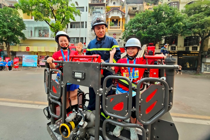 Hồ Gươm cuối tuần: Trải nghiệm “Tổ quốc bình yên”