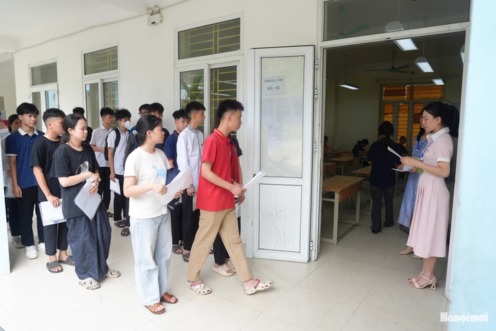Hình ảnh thí sinh làm thủ tục dự thi vào lớp 10 tại Hà Nội