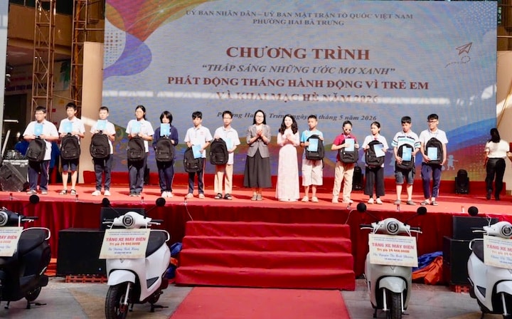Phường Hai Bà Trưng tặng xe máy điện và quà cho gia đình, trẻ em có hoàn cảnh khó khăn