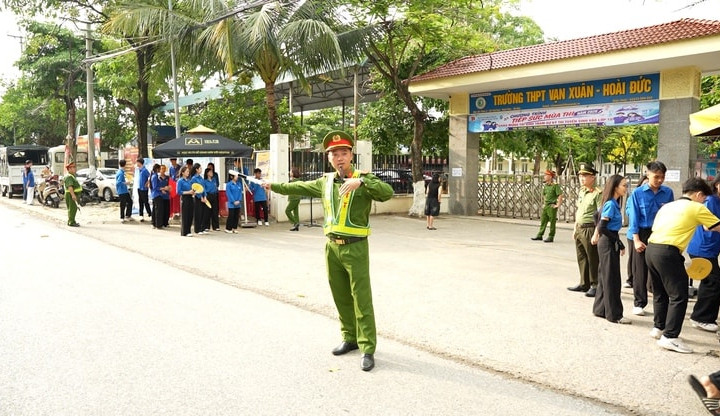 Tuổi trẻ xã Dương Hòa đồng hành cùng thí sinh thi vào lớp 10