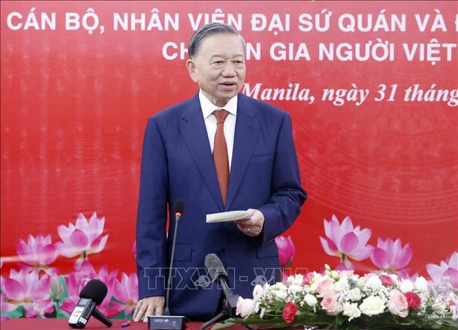 Tổng Bí thư, Chủ tịch nước Tô Lâm gặp gỡ cán bộ, nhân viên Đại sứ quán, đại diện cộng đồng người Việt Nam tại Philippines