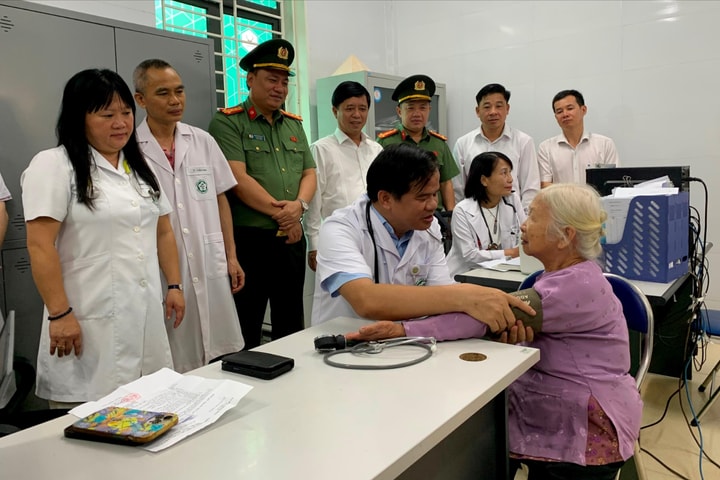Hơn 500 người dân xã Ba Vì được khám bệnh, phát thuốc miễn phí