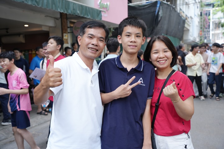 Sĩ tử Hà Nội vỡ òa cảm xúc sau khi hoàn thành kỳ thi vào lớp 10