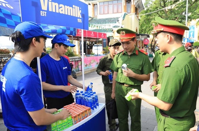Vinamilk chung tay lan tỏa thông điệp “tổ quốc bình yên” với 40.000 sản phẩm dành cho cộng đồng