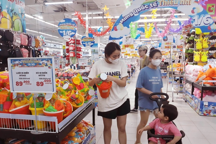 Quà tặng bình dân hút khách dịp 1-6