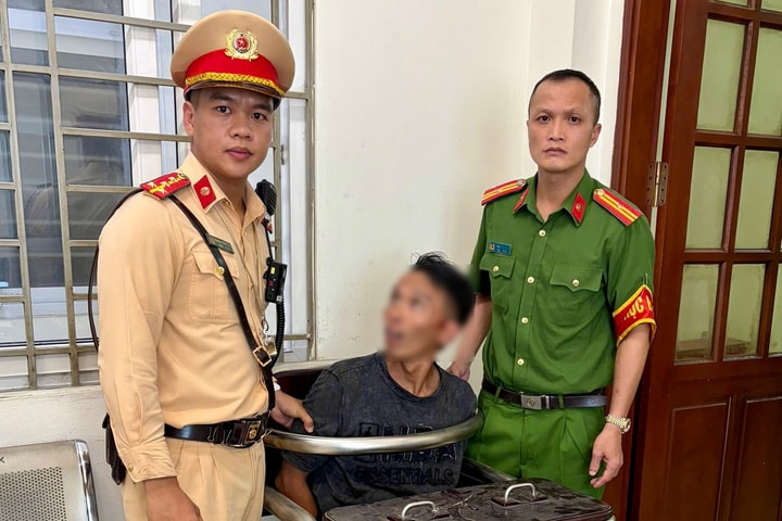 Khống chế người đàn ông có biểu hiện bất thường trên phố