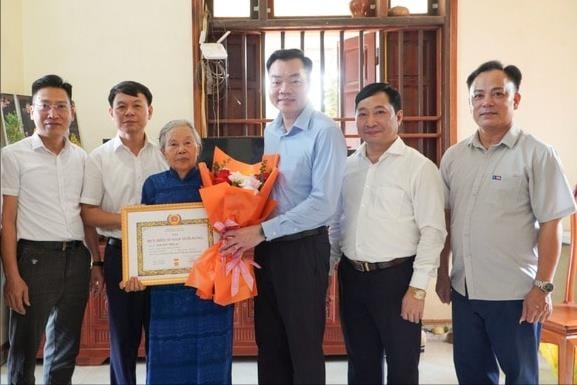 Xã Đại Xuyên: Trao Huy hiệu Đảng tại nhà tặng 2 đảng viên lão thành