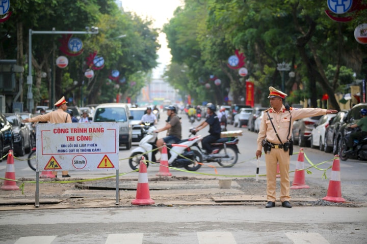 Bảo đảm an toàn giao thông hơn 70 vị trí rào chắn trên đường phố Hà Nội