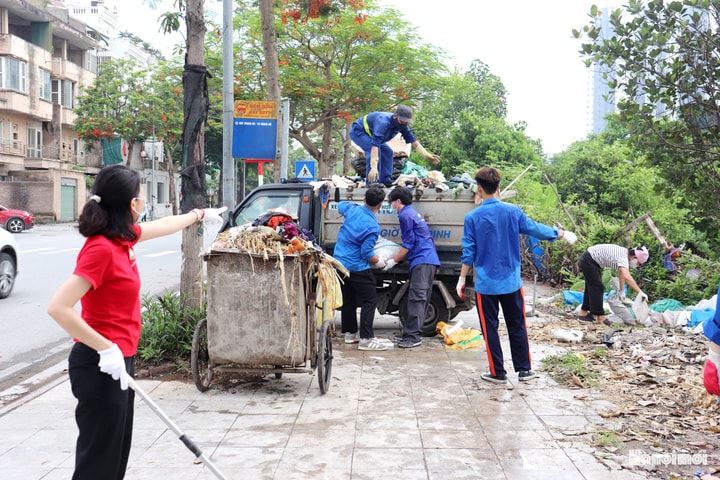 MTTQ phường Kiến Hưng huy động hơn 100 người tổng vệ sinh môi trường tuyến phố Hoàng Đôn Hòa