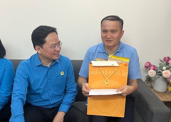 Những món quà nghĩa tình đến với công nhân khó khăn