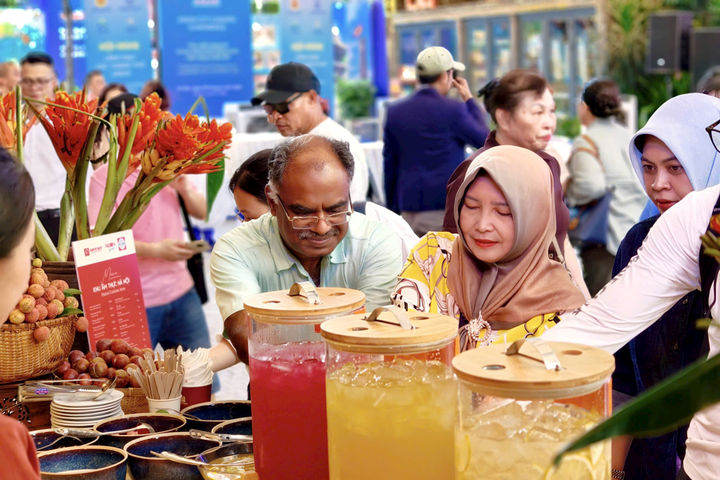 Giới thiệu ẩm thực và nghệ thuật dân gian Hà Nội chào mừng Hội nghị lãnh đạo các thành phố ASEAN