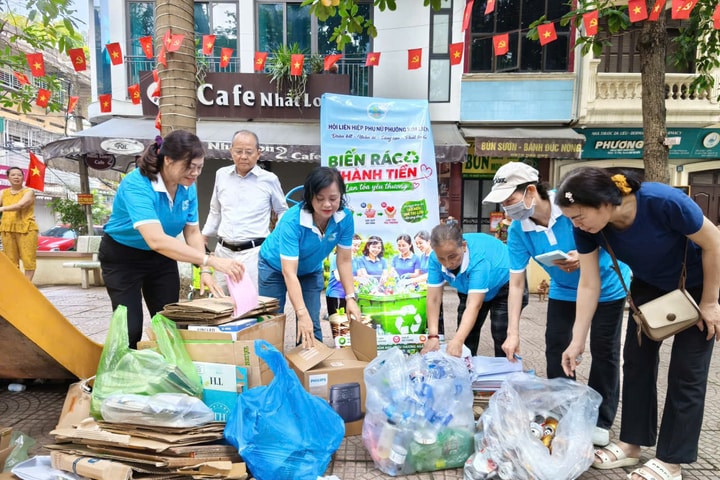 Phụ nữ phường Kim Liên: Biến phế liệu thành những việc làm tử tế