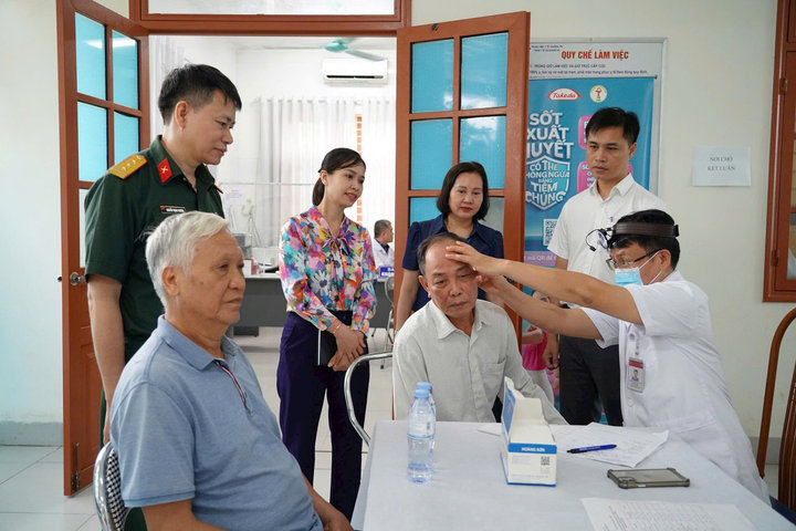 Xã Thường Tín tổ chức khám, cấp thuốc miễn phí cho 152 người có công nhân dịp 27/7