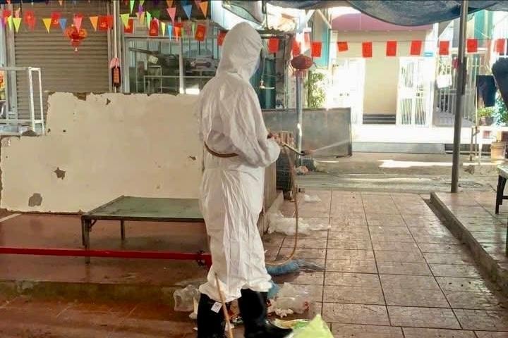 Xã Ngọc Hồi đồng loạt phun khử trùng, tiêu độc phòng, chống dịch bệnh