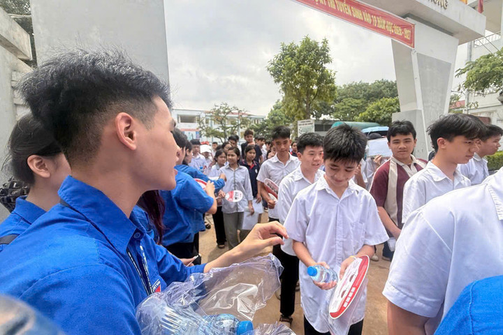 Thí sinh xã Mê Linh hoàn thành thủ tục tham dự kỳ thi tốt nghiệp THPT năm 2026