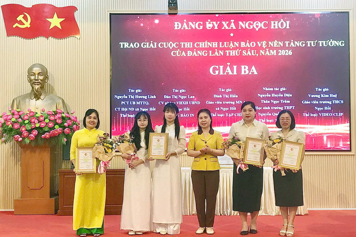 Đảng ủy xã Ngọc Hồi trao giải Cuộc thi chính luận bảo vệ nền tảng tư tưởng của Đảng