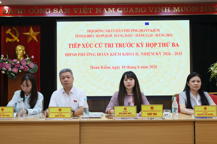 Đại biểu HĐND phường Hoàn Kiếm tiếp xúc cử tri trước Kỳ họp thường lệ giữa năm 2026