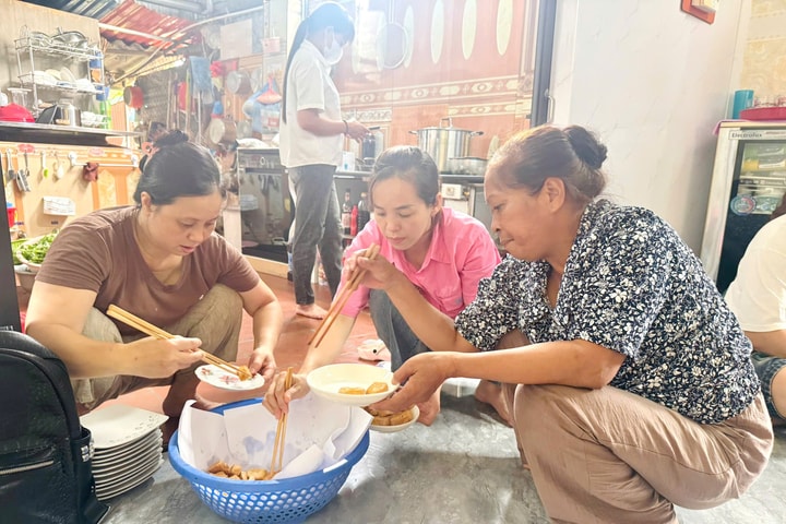Ấm lòng những mâm cơm nghĩa tình tiếp sức sĩ tử vùng quê Đại Xuyên