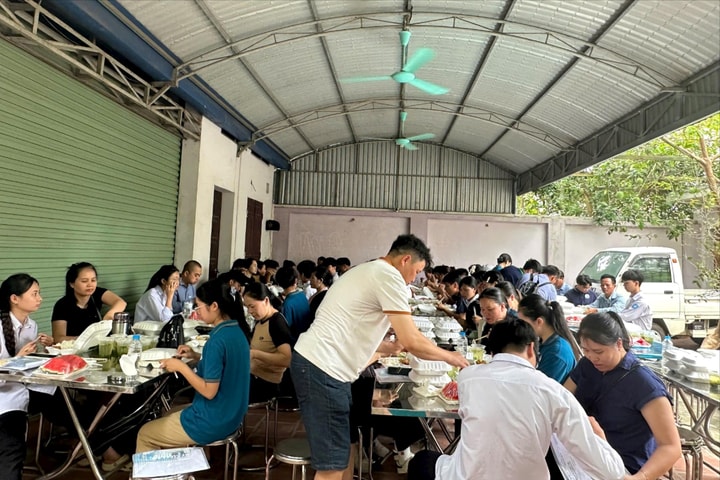Xã Trung Giã: Hơn 600 suất “cơm 0 đồng” phục vụ phụ huynh và sĩ tử