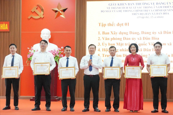 Xã Dân Hòa được Thành ủy tặng Bằng khen sau 1 năm vận hành chính quyền 2 cấp