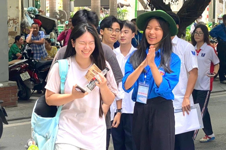 Mùa thi có những “màu áo xanh”