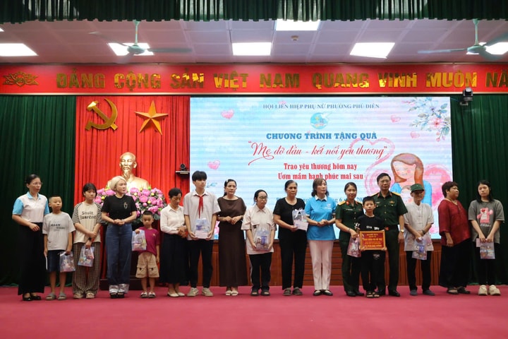 Phụ nữ Phú Diễn lan tỏa tinh thần sẻ chia, thi đua xây dựng phường văn minh