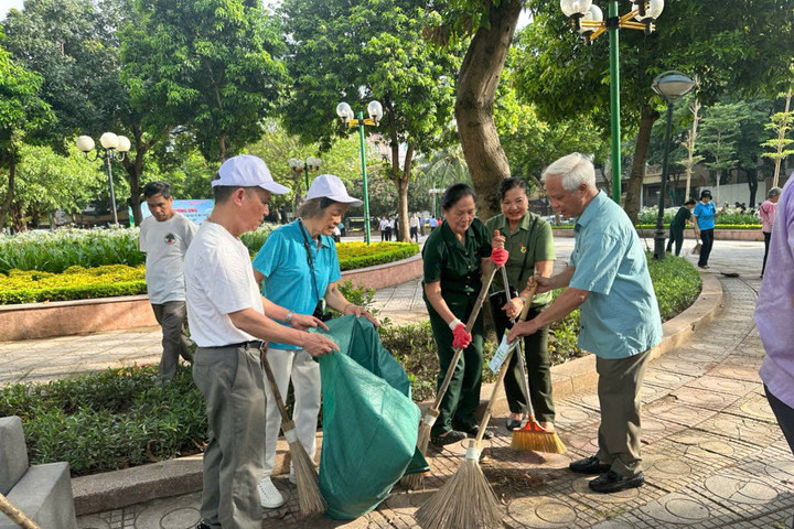 Người cao tuổi Thủ đô tiên phong vì một Hà Nội xanh - sạch - đẹp