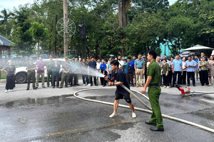 Gần 150 người tham gia trải nghiệm kỹ năng PCCC tại Bạch Mai