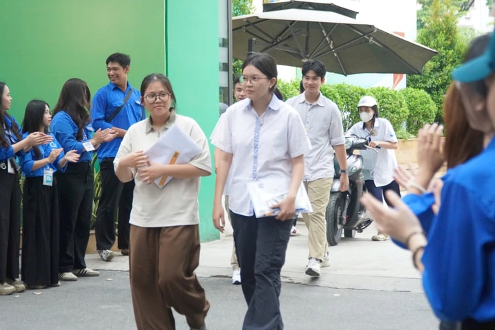 Cuộc đợi chờ nhiều cảm xúc sau phòng thi