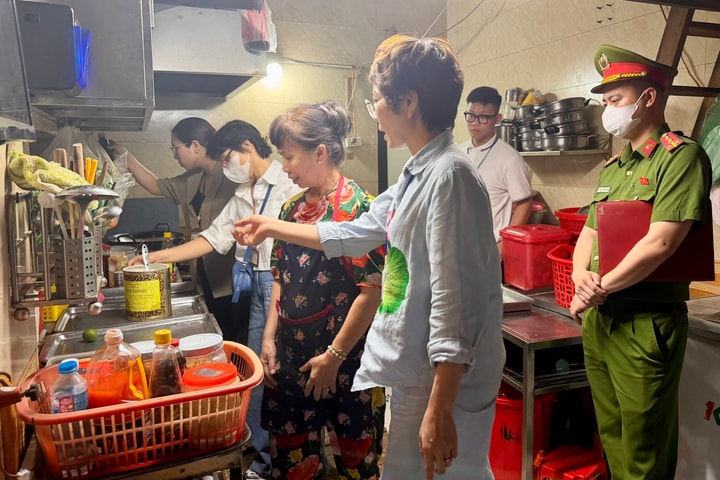 Phường Ô Chợ Dừa tăng cường công khai thông tin về an toàn thực phẩm