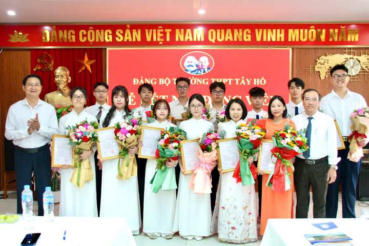 Phường Phú Thượng: Kết nạp 13 đảng viên mới, tiếp thêm nguồn sinh lực trẻ cho Đảng