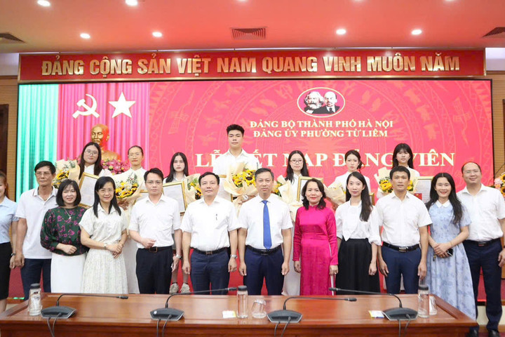 Phường Từ Liêm kết nạp 7 học sinh THPT ưu tú vào Đảng