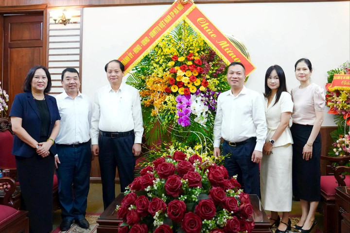 Trưởng ban Tuyên giáo và Dân vận Thành ủy Hà Nội thăm, chúc mừng các cơ quan báo chí