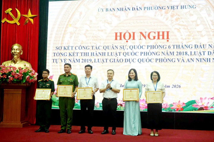 Phường Việt Hưng khen thưởng 18 tập thể, cá nhân tiêu biểu trong công tác quân sự, quốc phòng