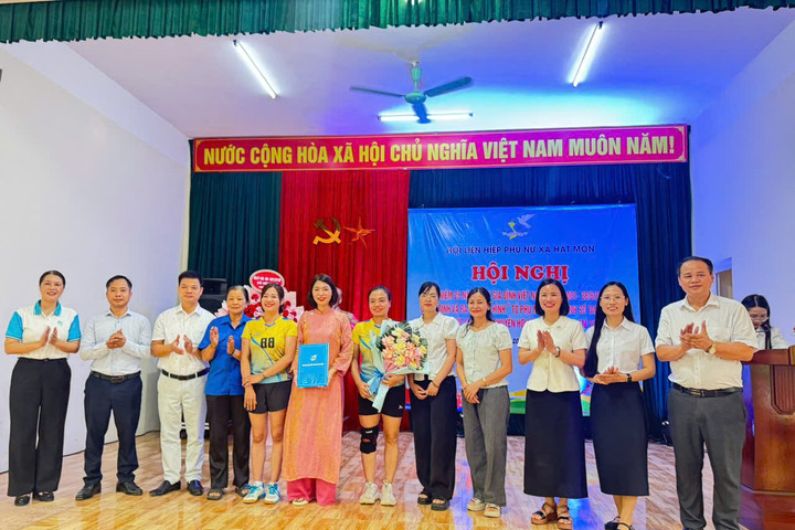 Xã Hát Môn: Ra mắt mô hình “Tổ phụ nữ kinh doanh số Tam Thuấn”