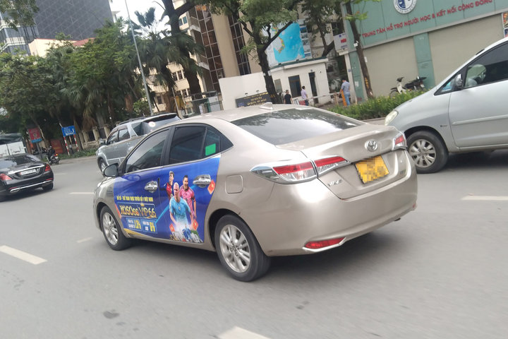 Xe dịch vụ quảng cáo cờ bạc trá hình ngang nhiên lưu thông trên đường phố