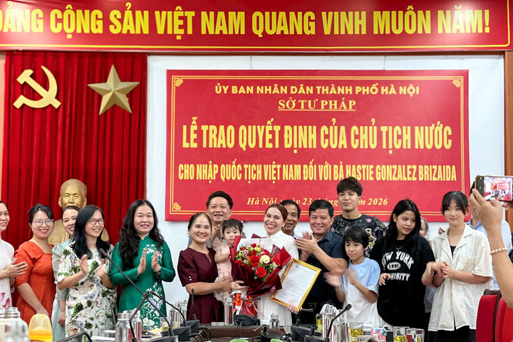 Trao quyết định nhập quốc tịch Việt Nam cho công dân Cuba
